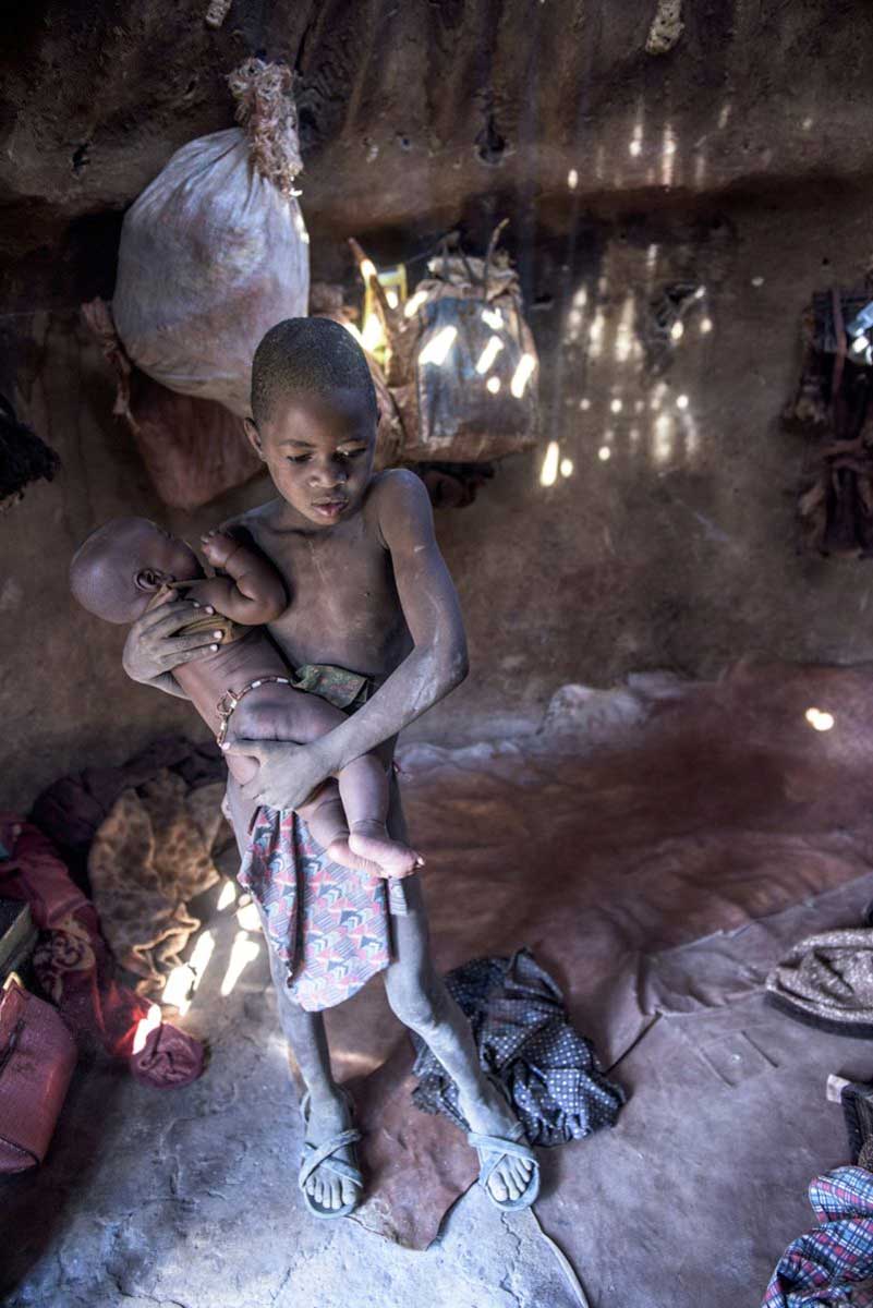 8-bimbo-himba-capanna-namibia