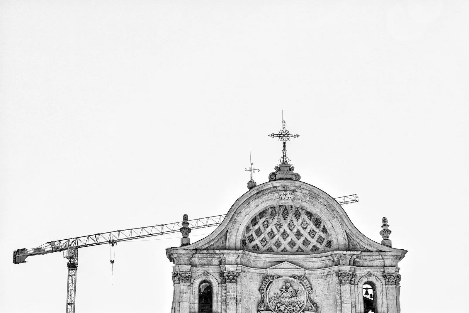 L'Aquila — facciata e cielo aperto