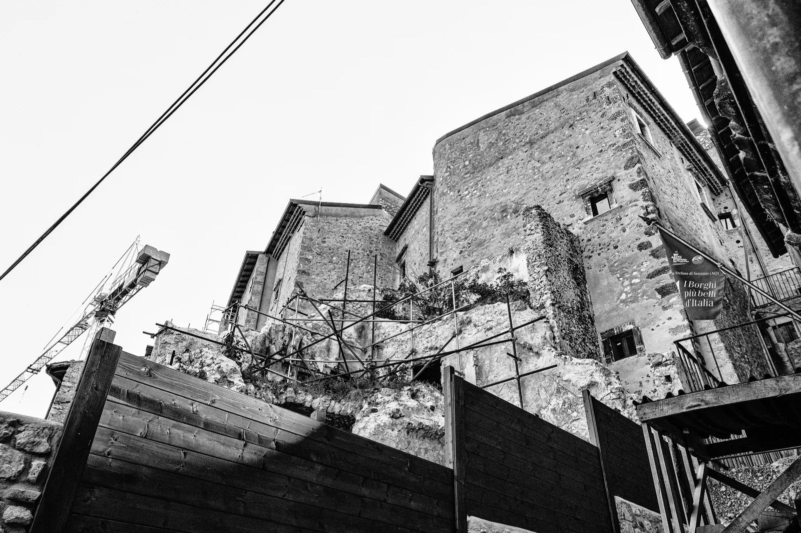 Borghi più belli d'Italia — il cartello distrutto