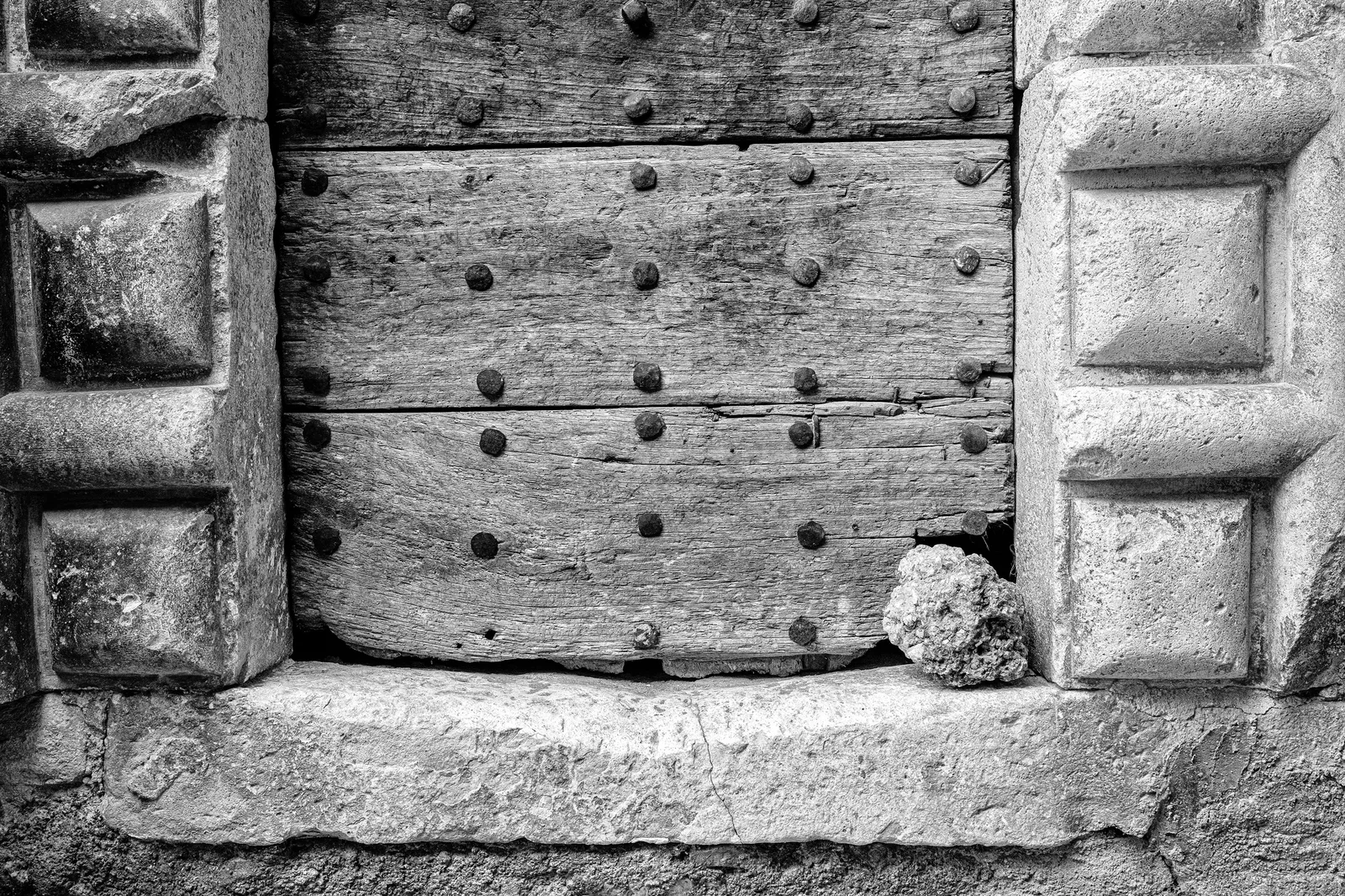 Porta — dettaglio chiodi e legno