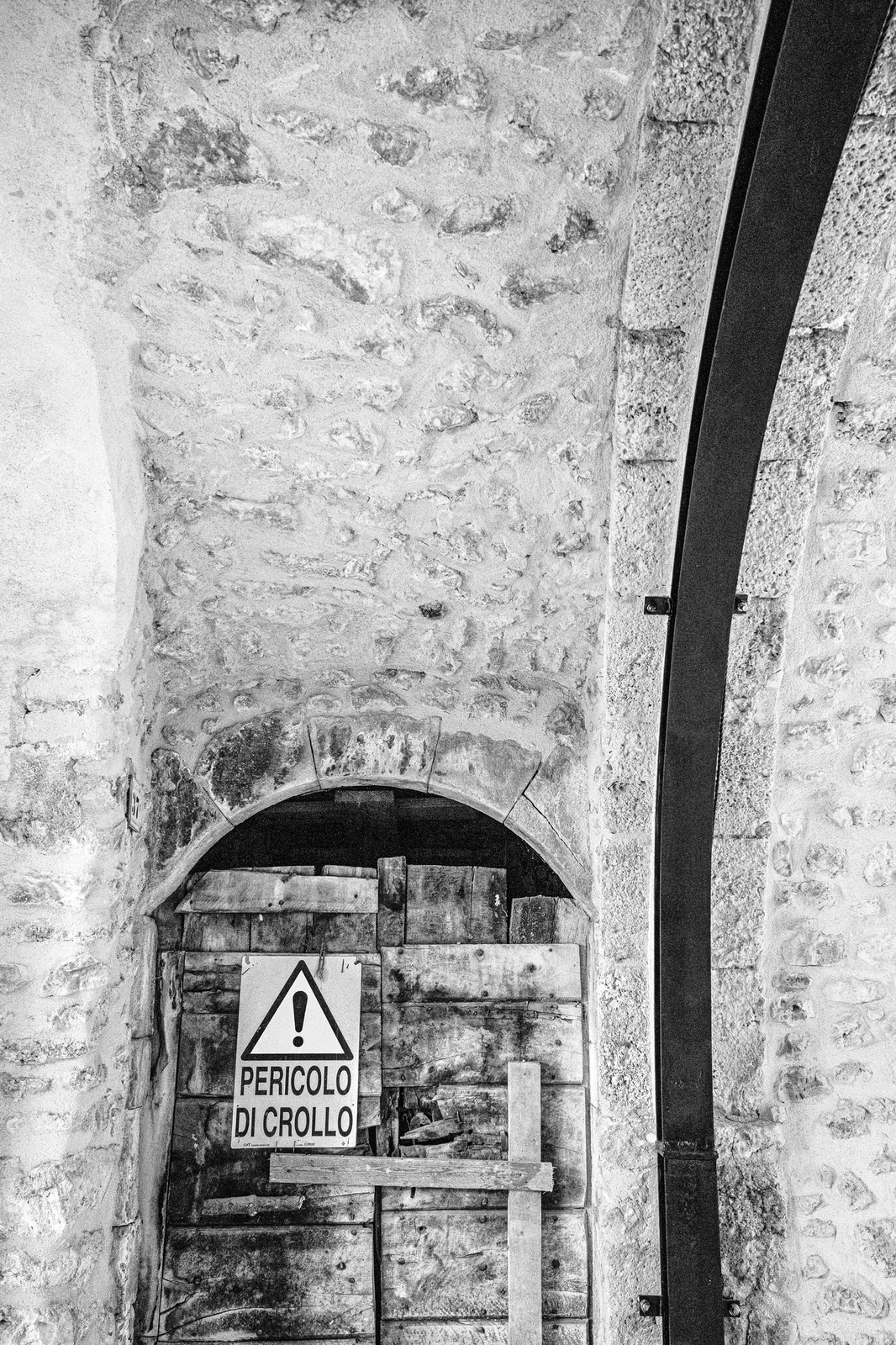 Pericolo di crollo — arco e cartello
