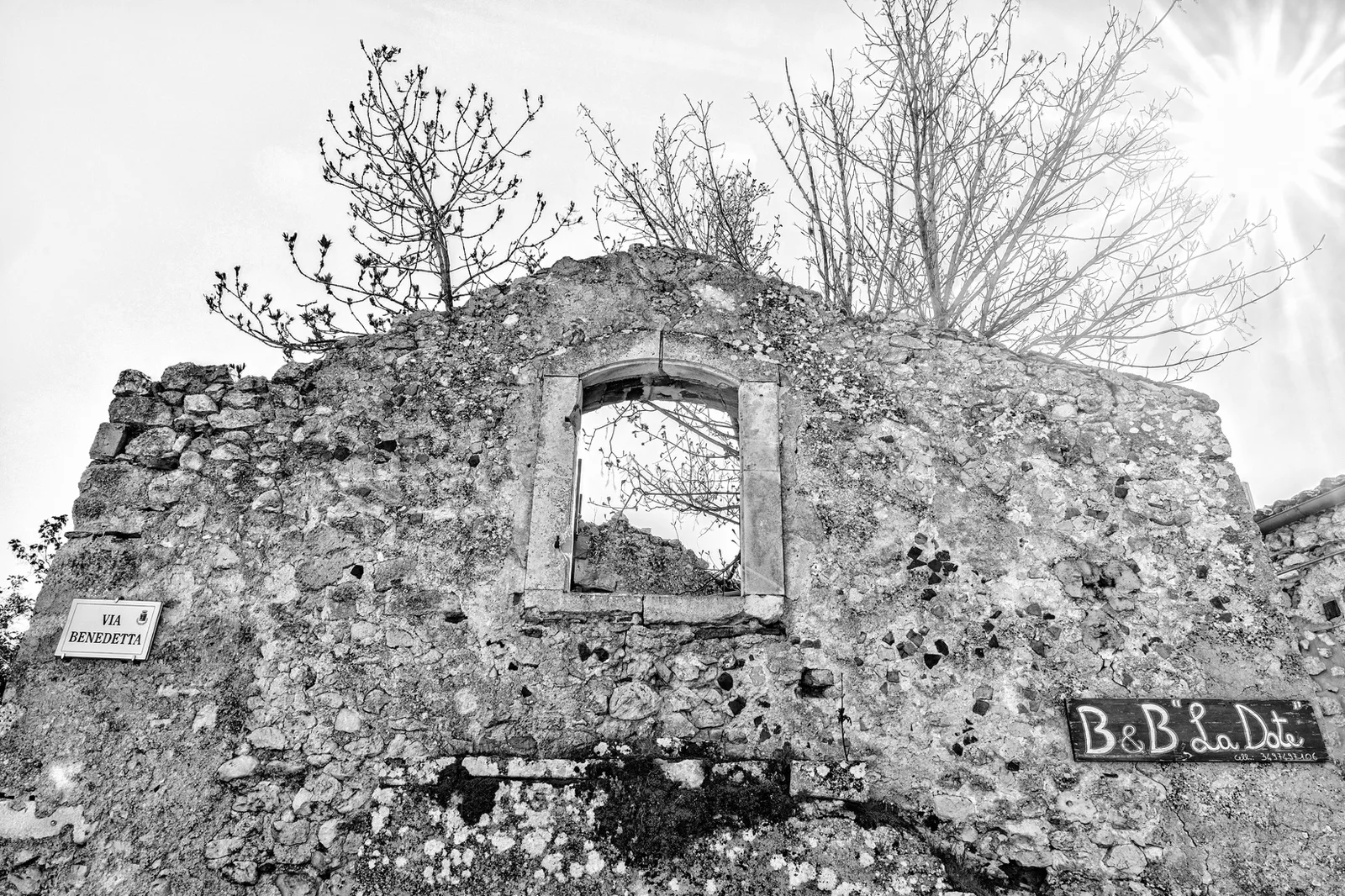 Rudere con finestra e sole