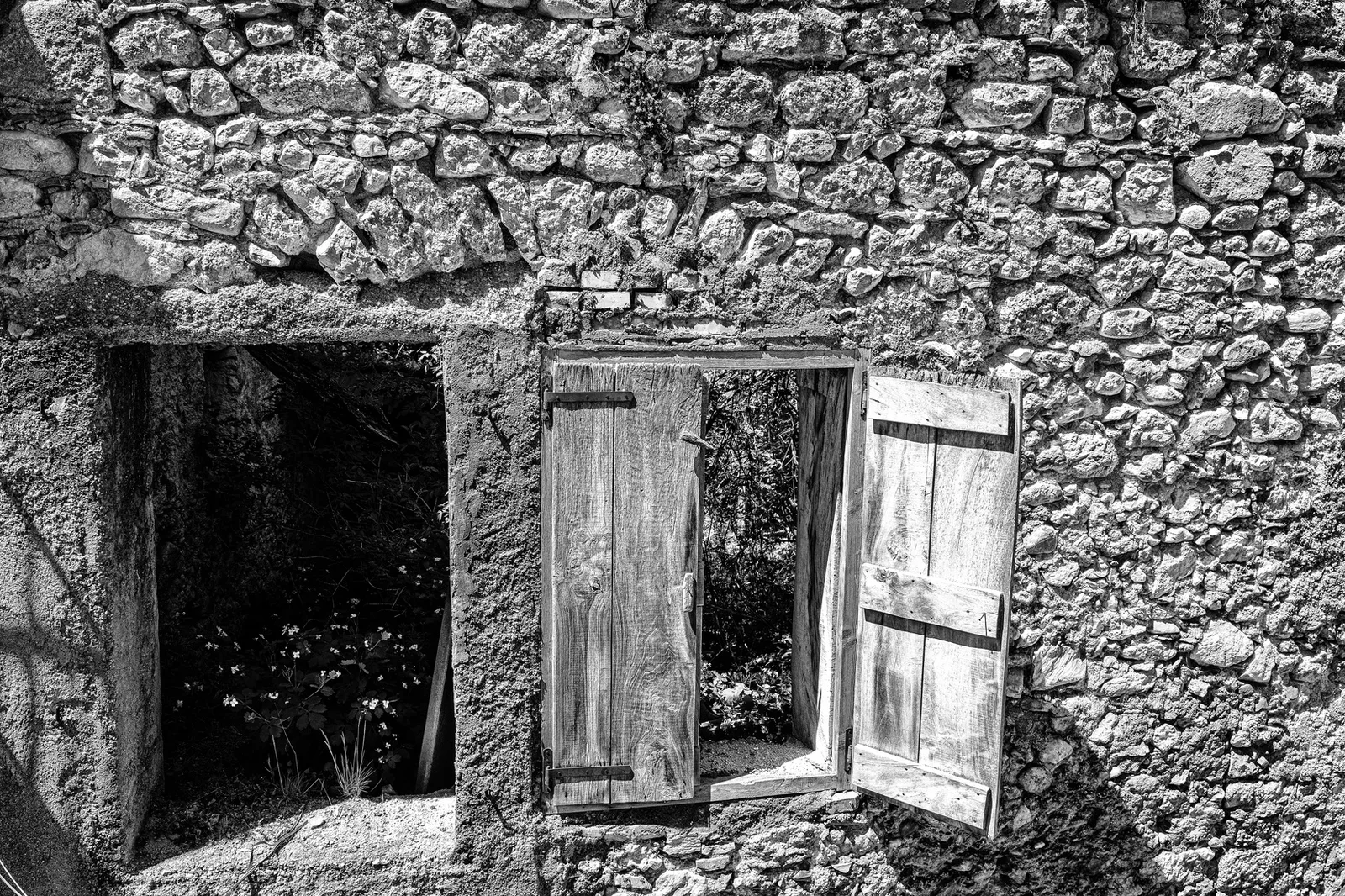 Finestra nel muro di pietra