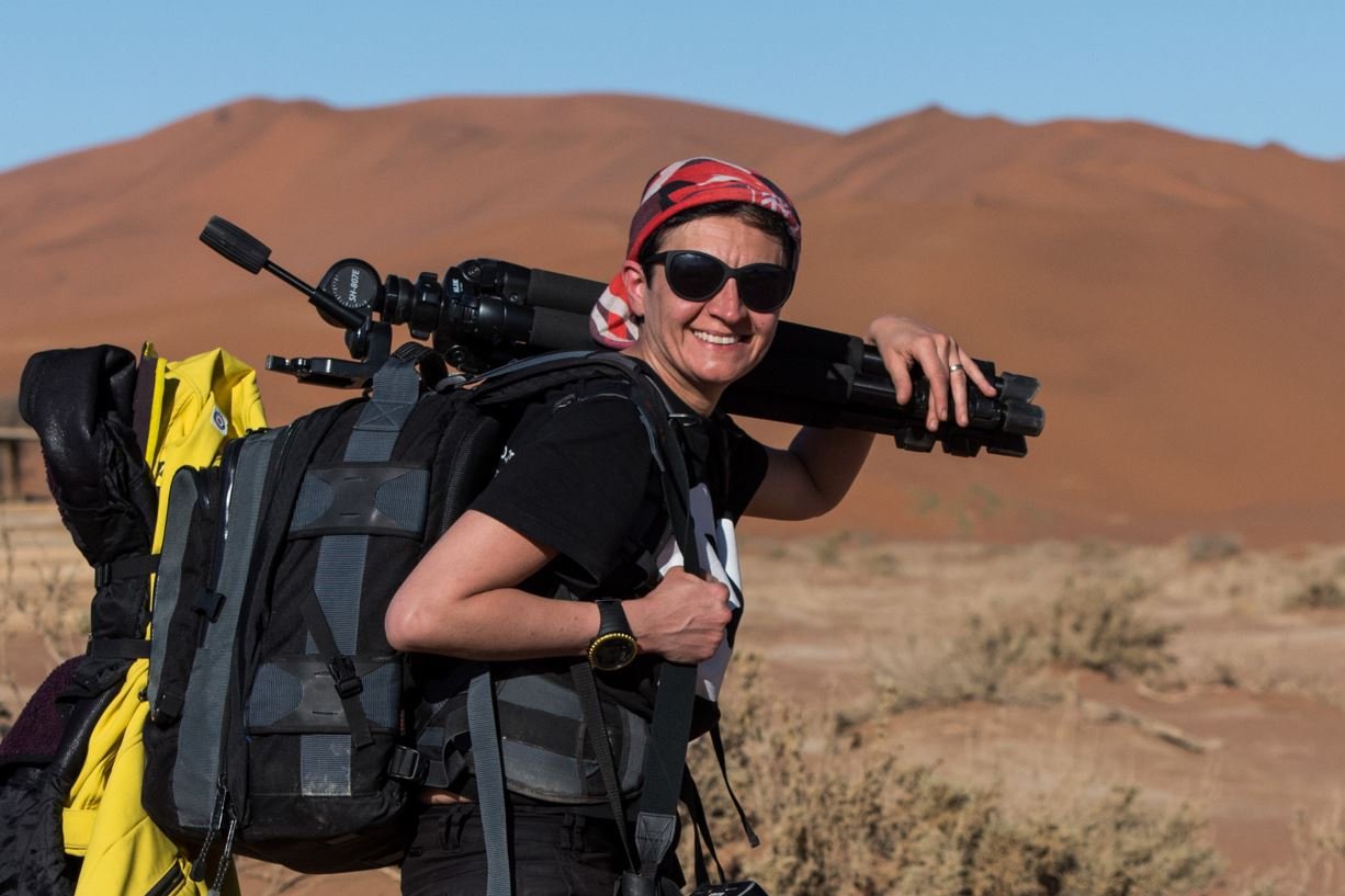 Elisabetta Rosso fotografa con zaino fotografico nel deserto