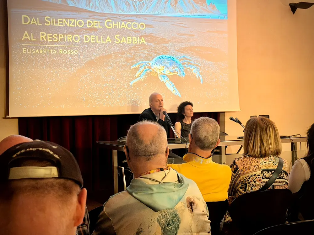 Elisabetta Rosso fotografa sul palco — serata fotografica Legnano Islanda Namibia