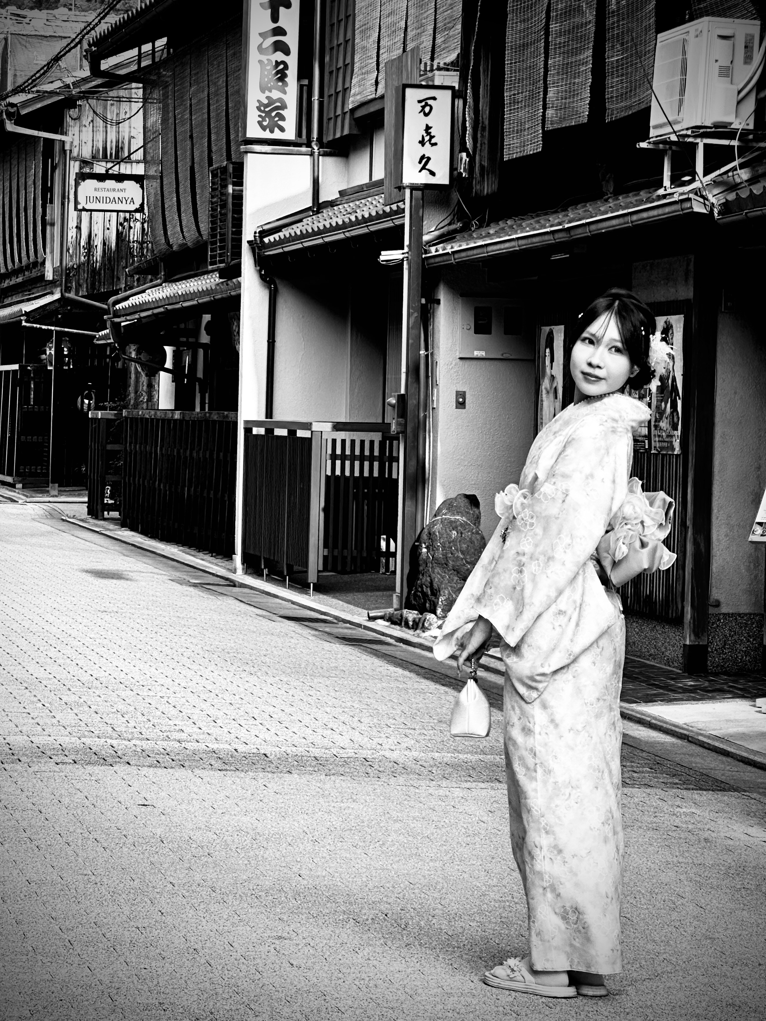 Donna in kimono tradizionale nelle strade di Kyoto