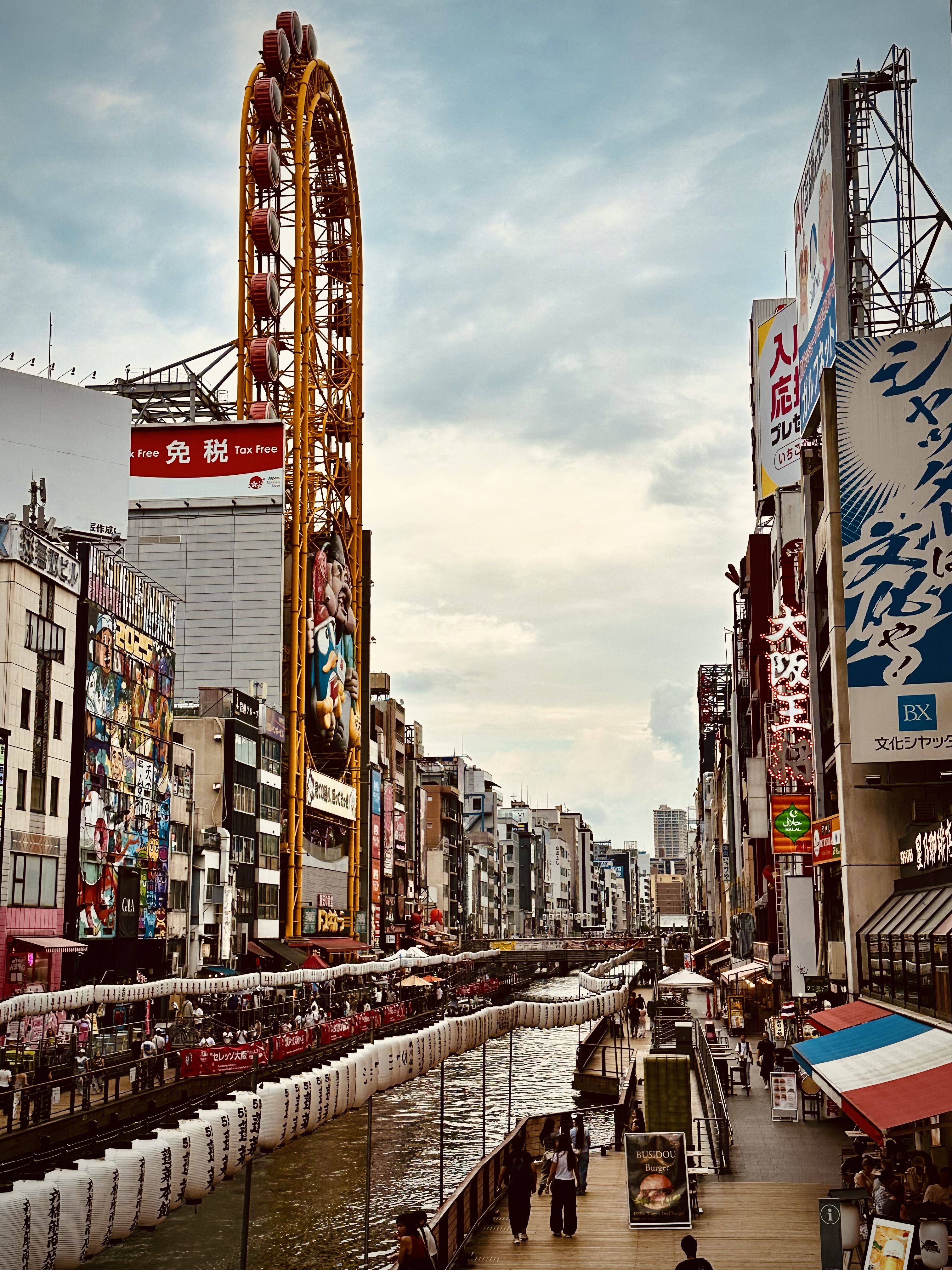 Quartiere Dotonbori di Osaka illuminato di notte