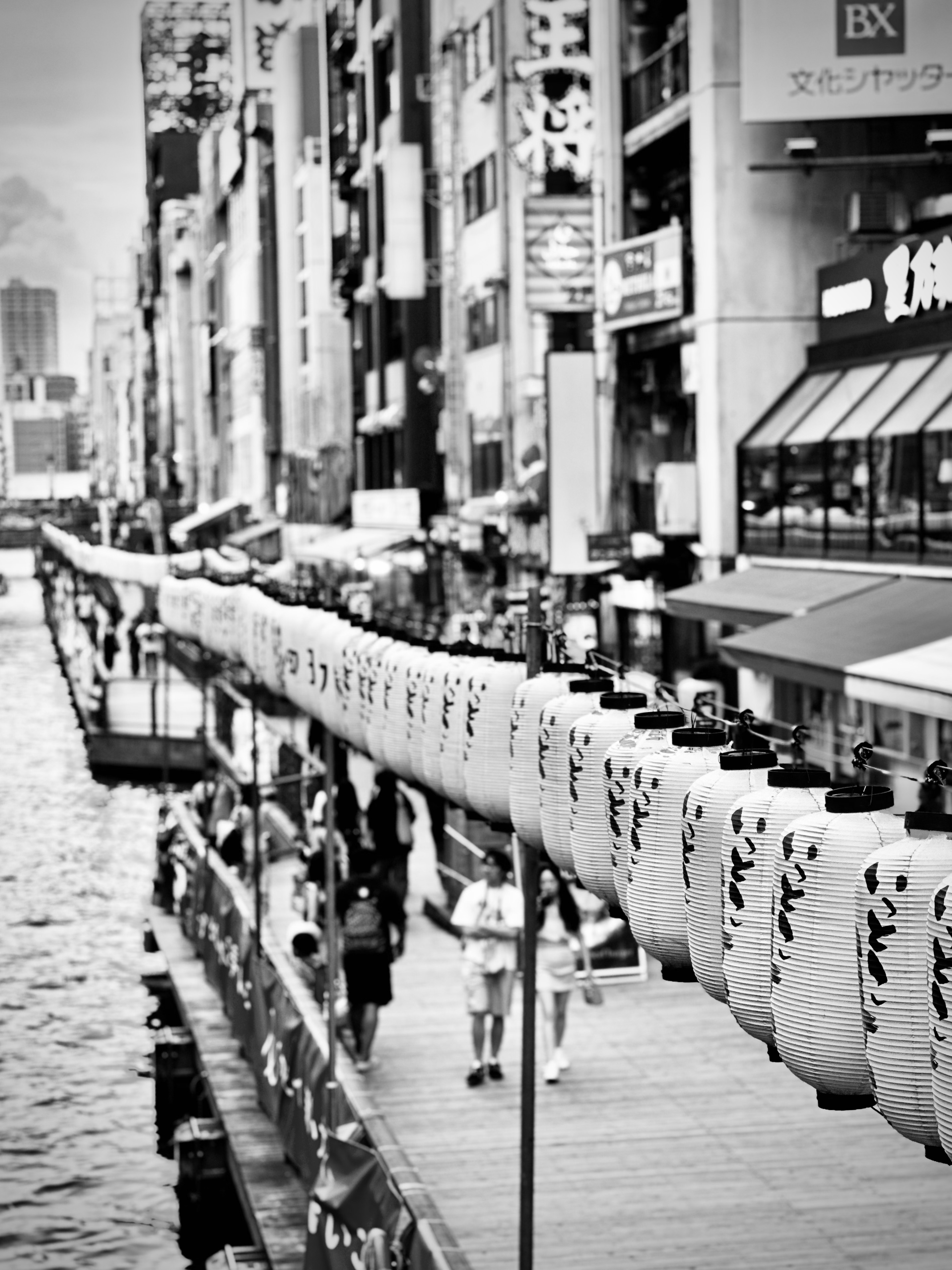 Lanterne galleggianti sul fiume — cerimonia tradizionale giapponese