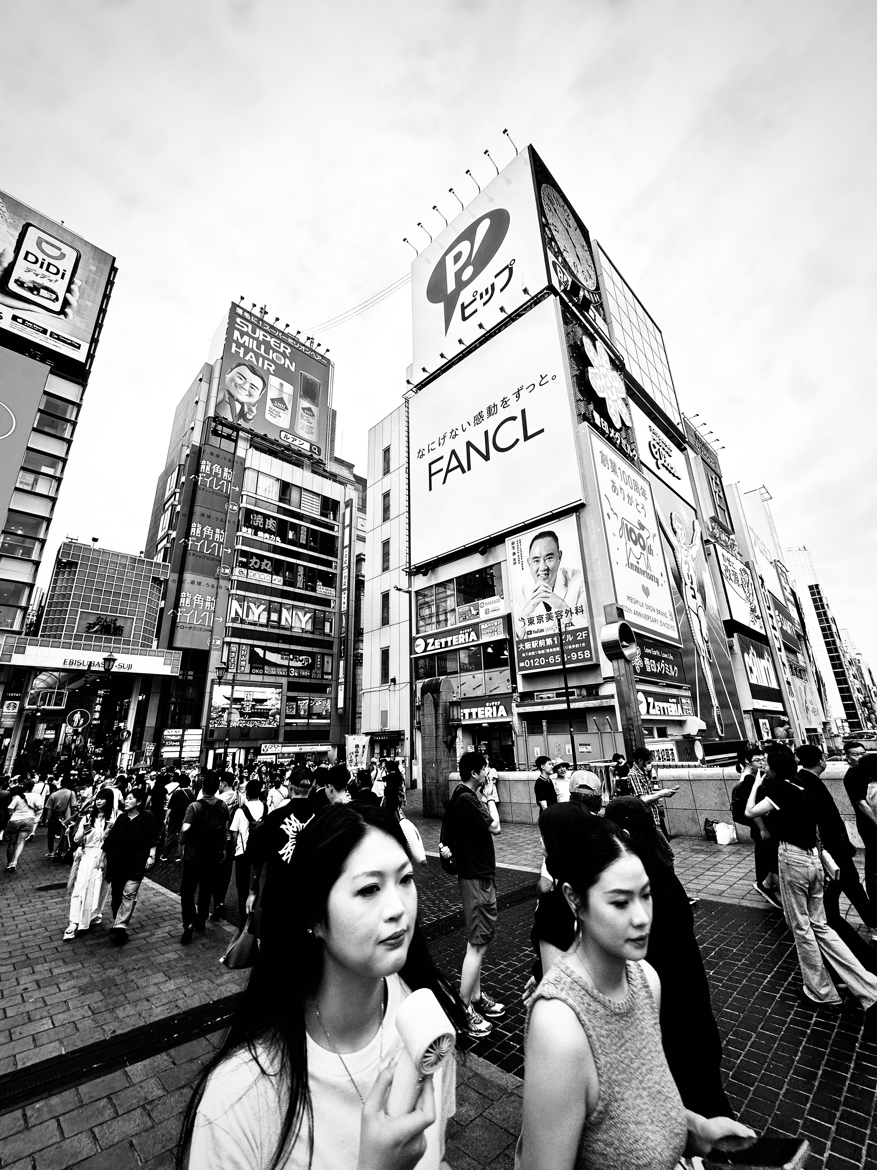 Street photography a Osaka — insegne luminose Dotonbori