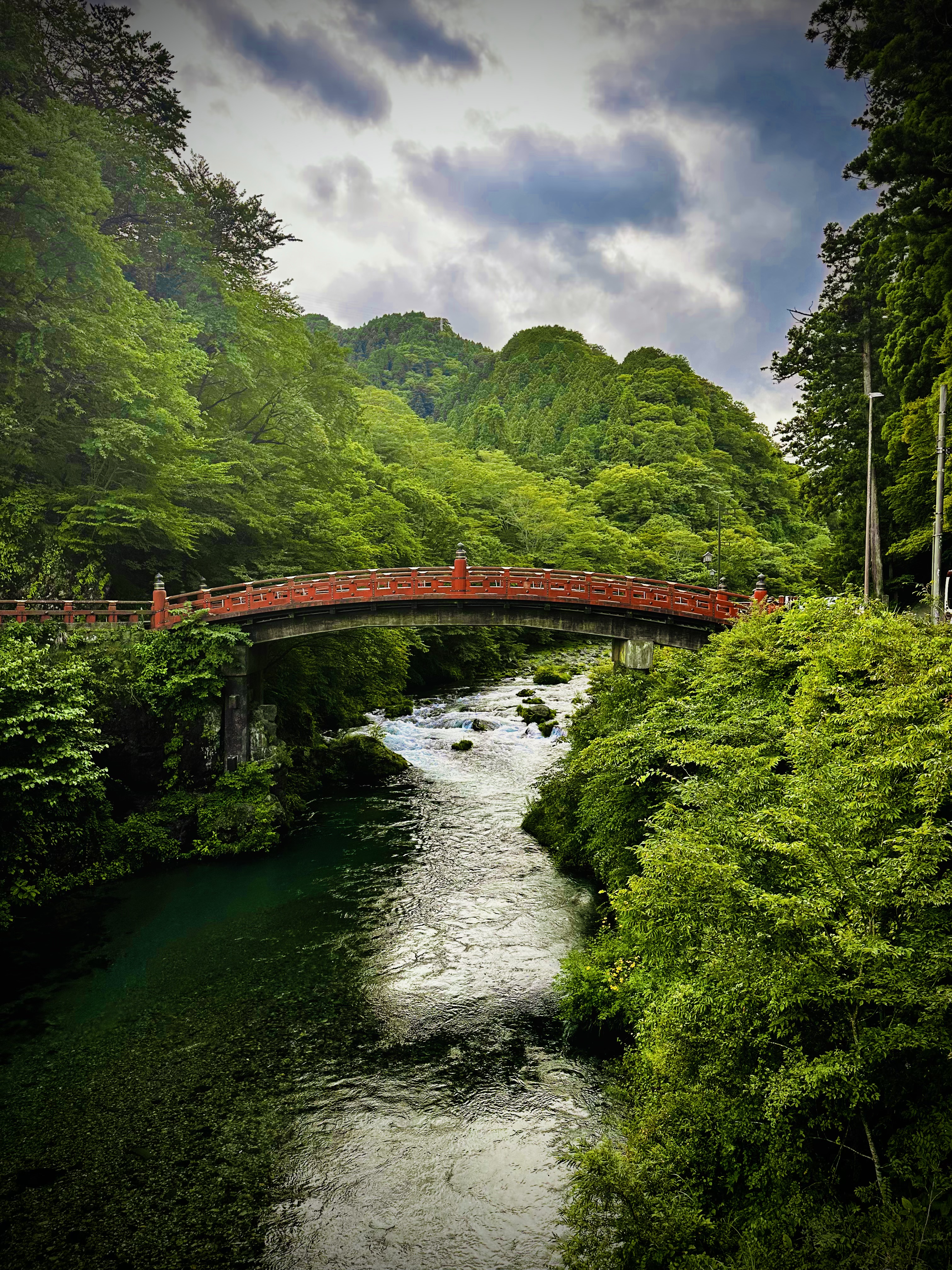 Ponte sacro rosso di Nikko immerso nella natura autunnale