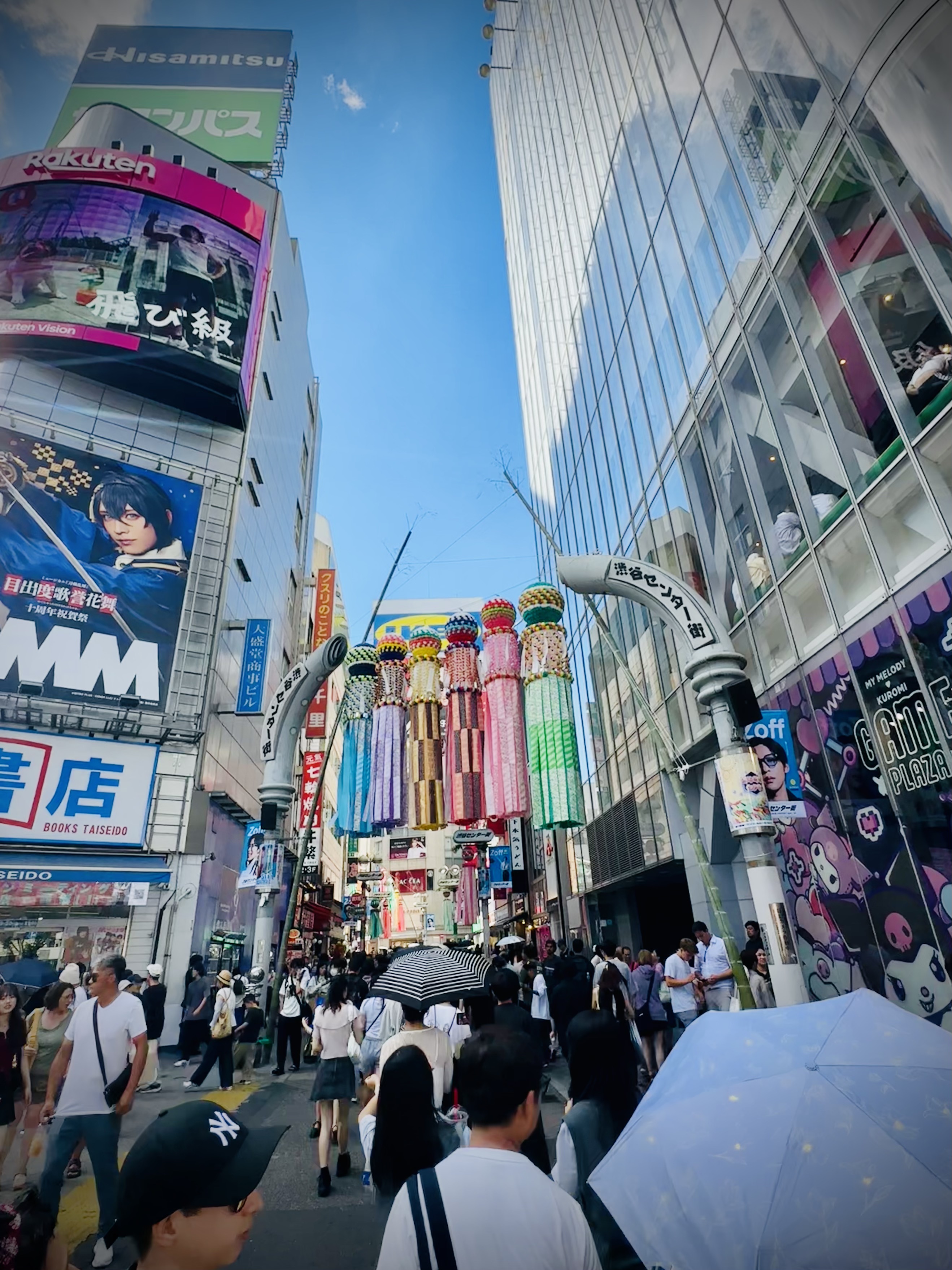 Quartiere shopping di Tokyo — architettura moderna e luci