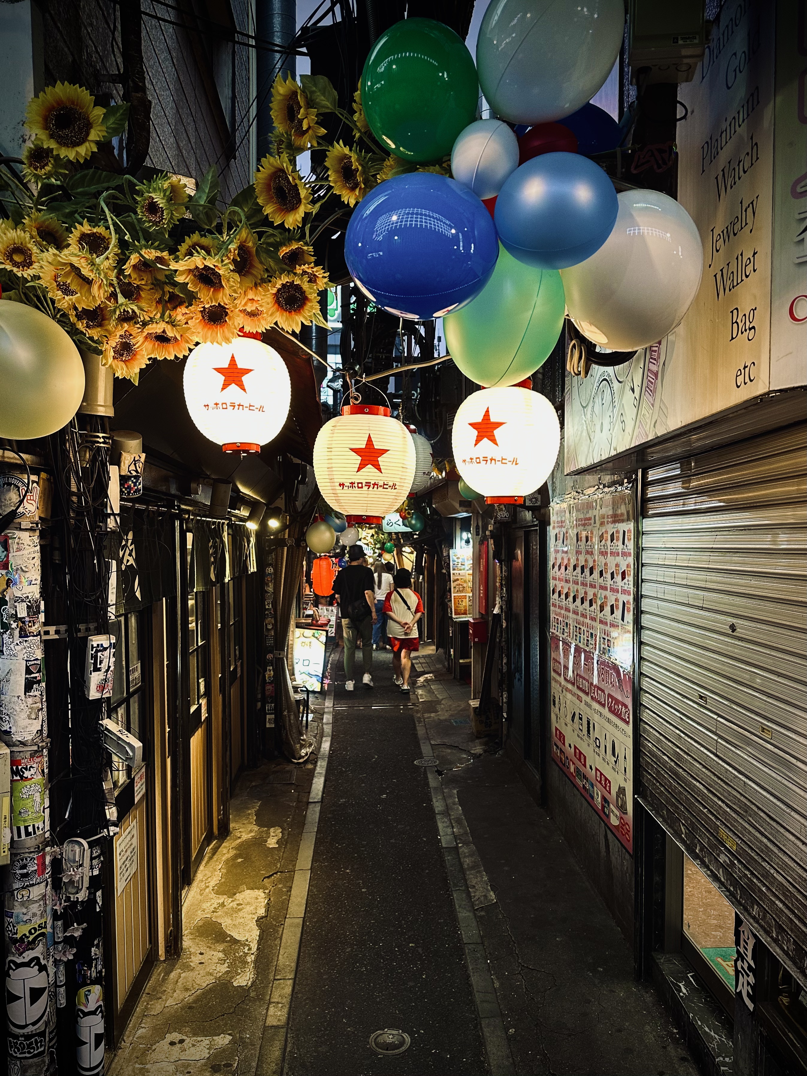 Vicolo tradizionale con lanterne a Kyoto — atmosfera notturna