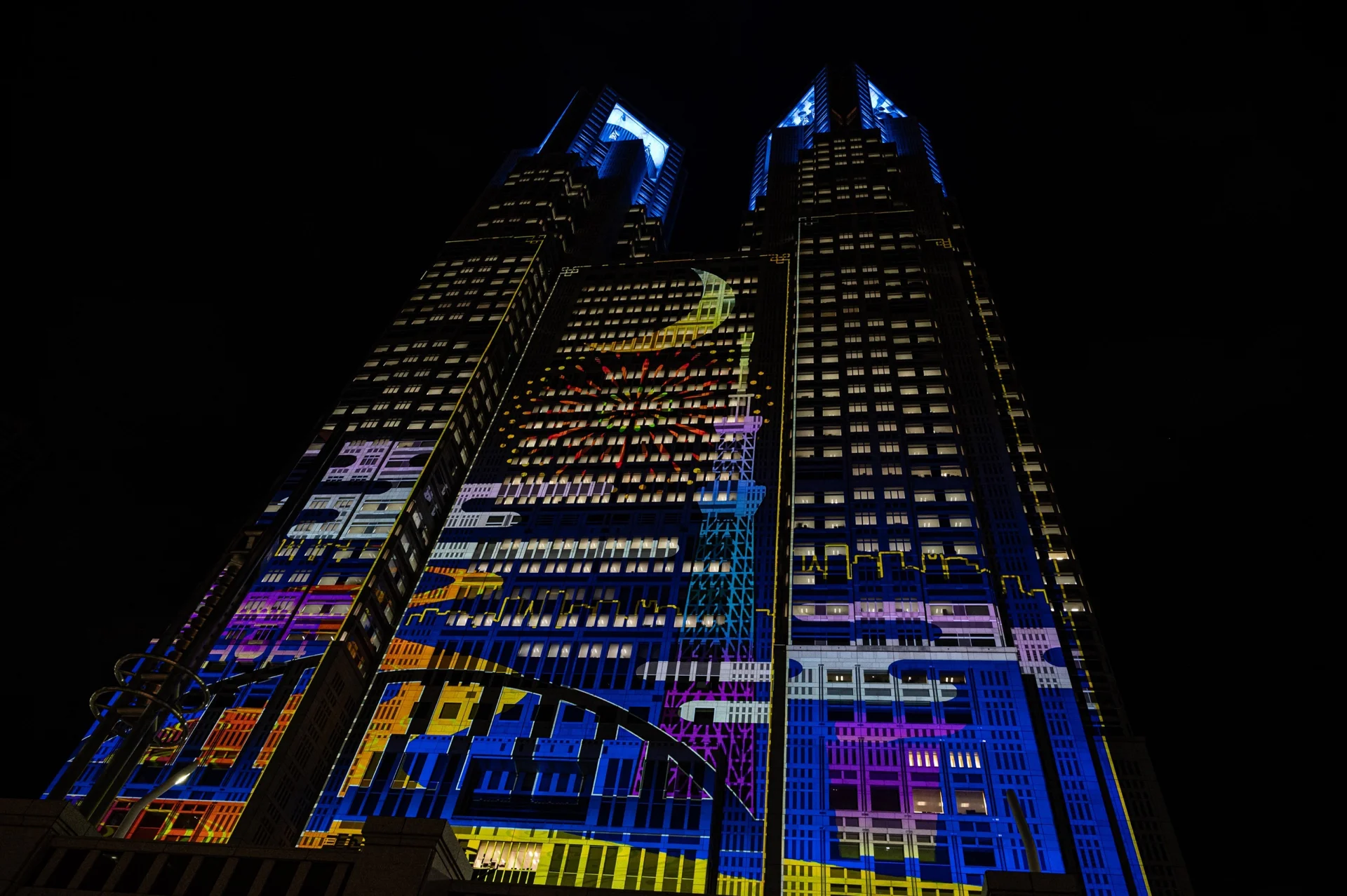 Tokyo Tower illuminata di notte — paesaggio urbano
