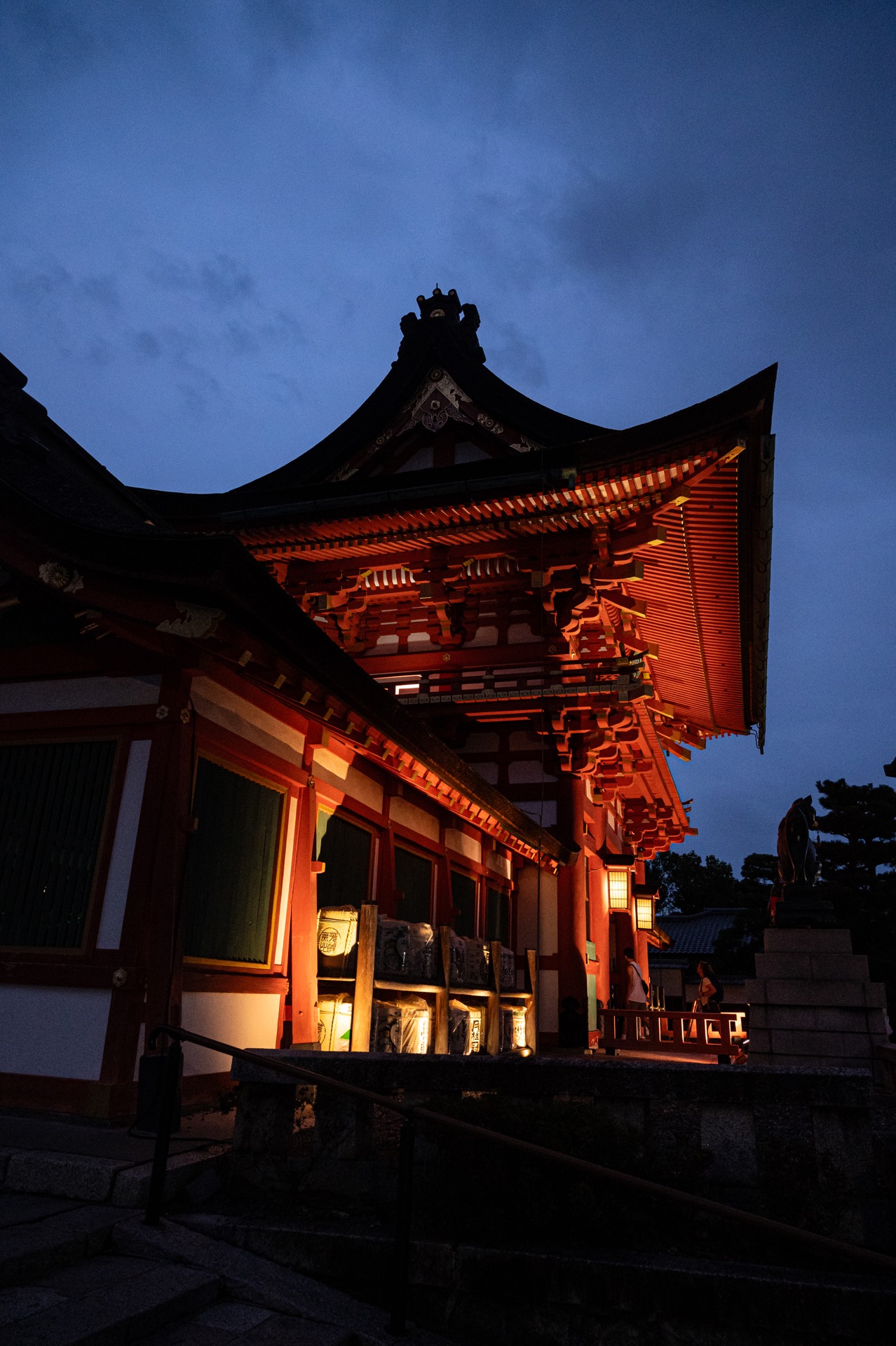 Tempio dorato di Kyoto circondato dal foliage autunnale