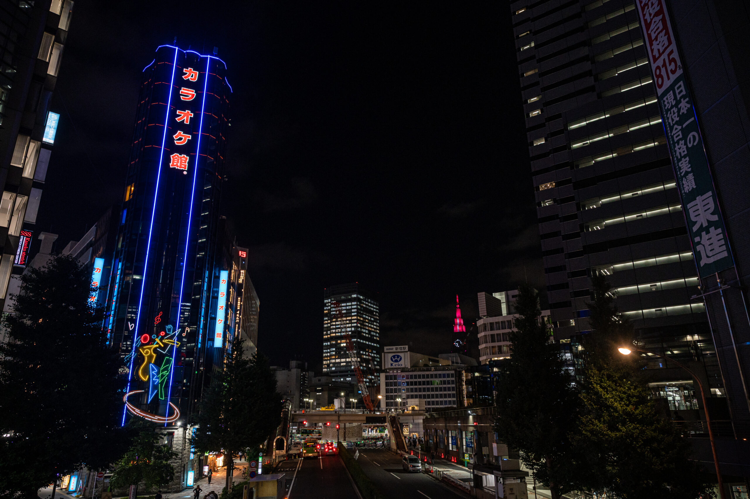 Street photography notturna nelle strade illuminate di Tokyo
