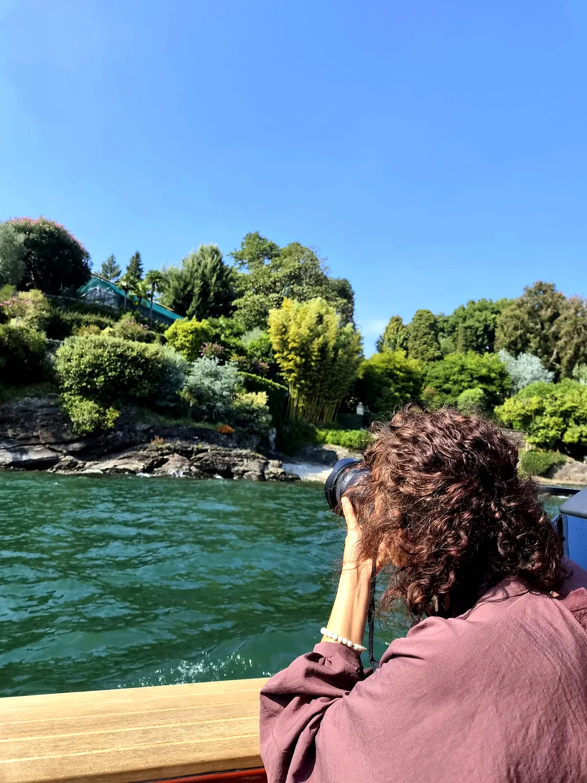 Elisabetta Rosso fotografa, Lago Maggiore con Allure of Tuscany: al lavoro dalla barca, fotocamera puntata sulla riva
