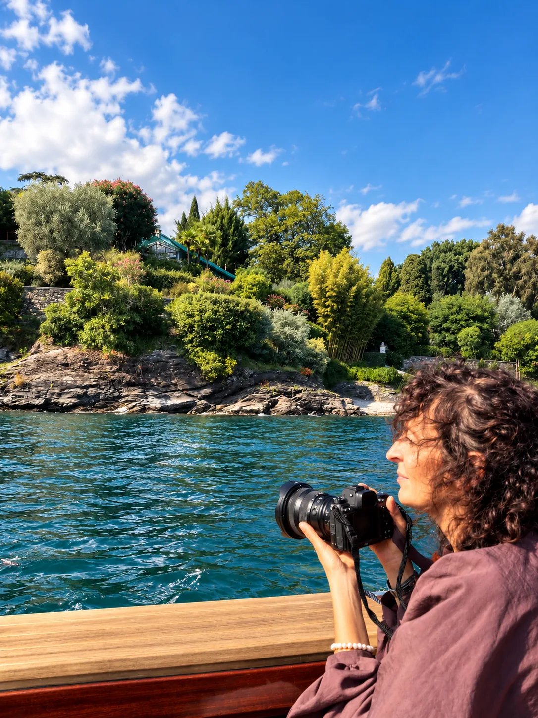 Elisabetta Rosso fotografa, Lago Maggiore con Allure of Tuscany: con la fotocamera puntata sulla sponda, dalla barca