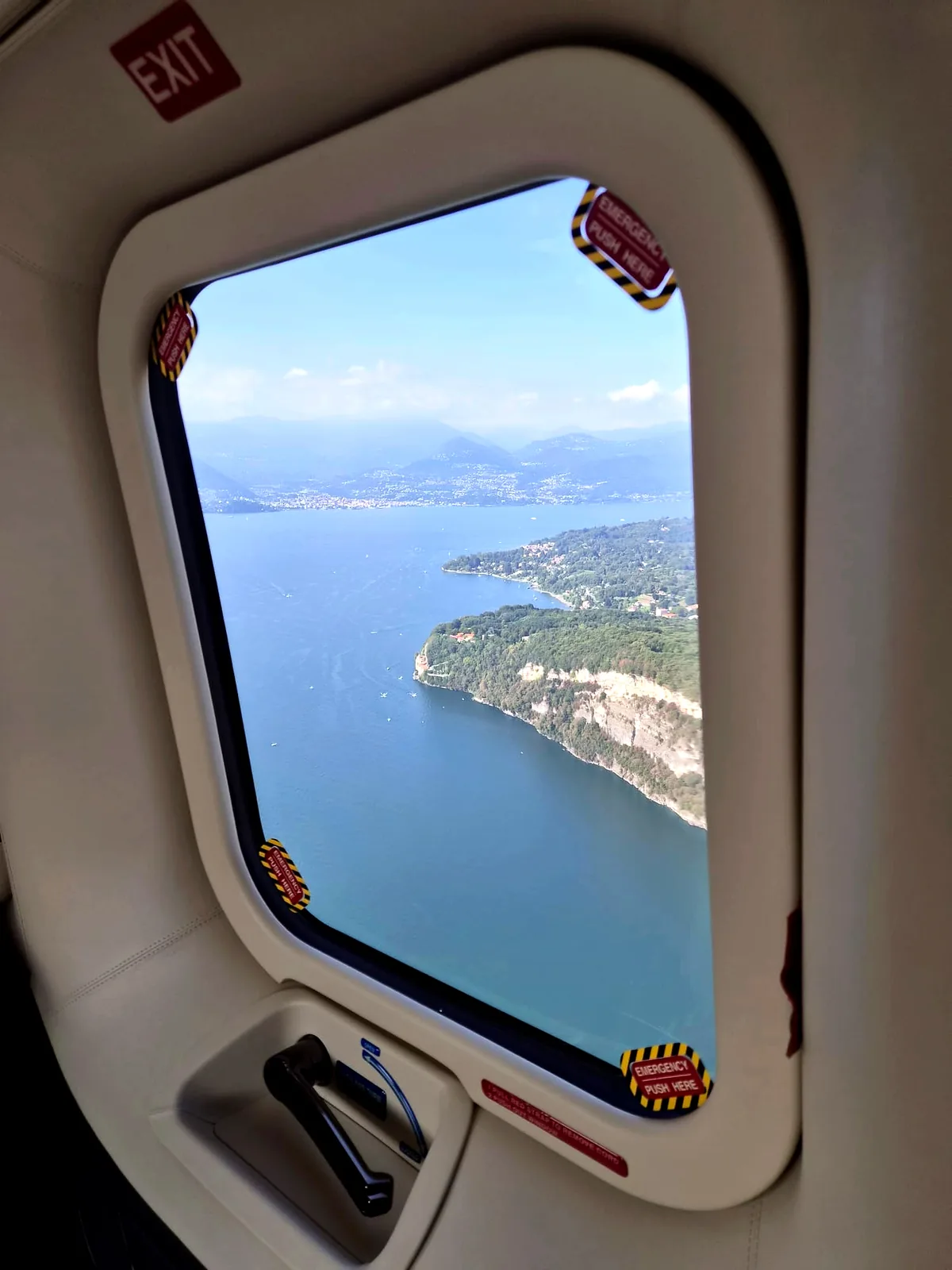 Elisabetta Rosso fotografa, Lago Maggiore con Allure of Tuscany: il lago e un promontorio dal finestrino dell'elicottero