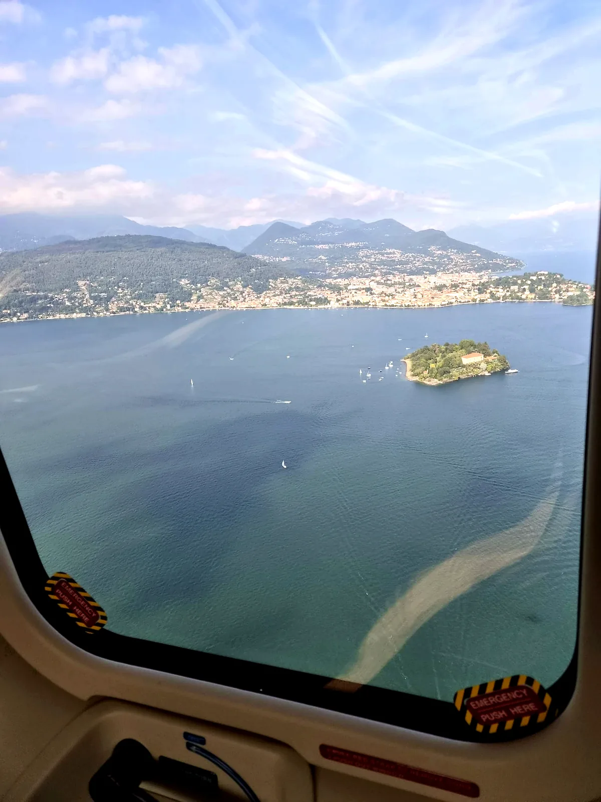 Elisabetta Rosso fotografa, Lago Maggiore con Allure of Tuscany: un'isola e la sponda dal finestrino dell'elicottero