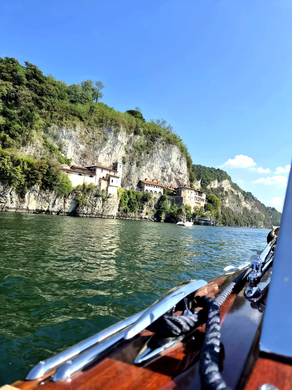 Elisabetta Rosso fotografa, Lago Maggiore con Allure of Tuscany: l'Eremo di Santa Caterina del Sasso dalla barca