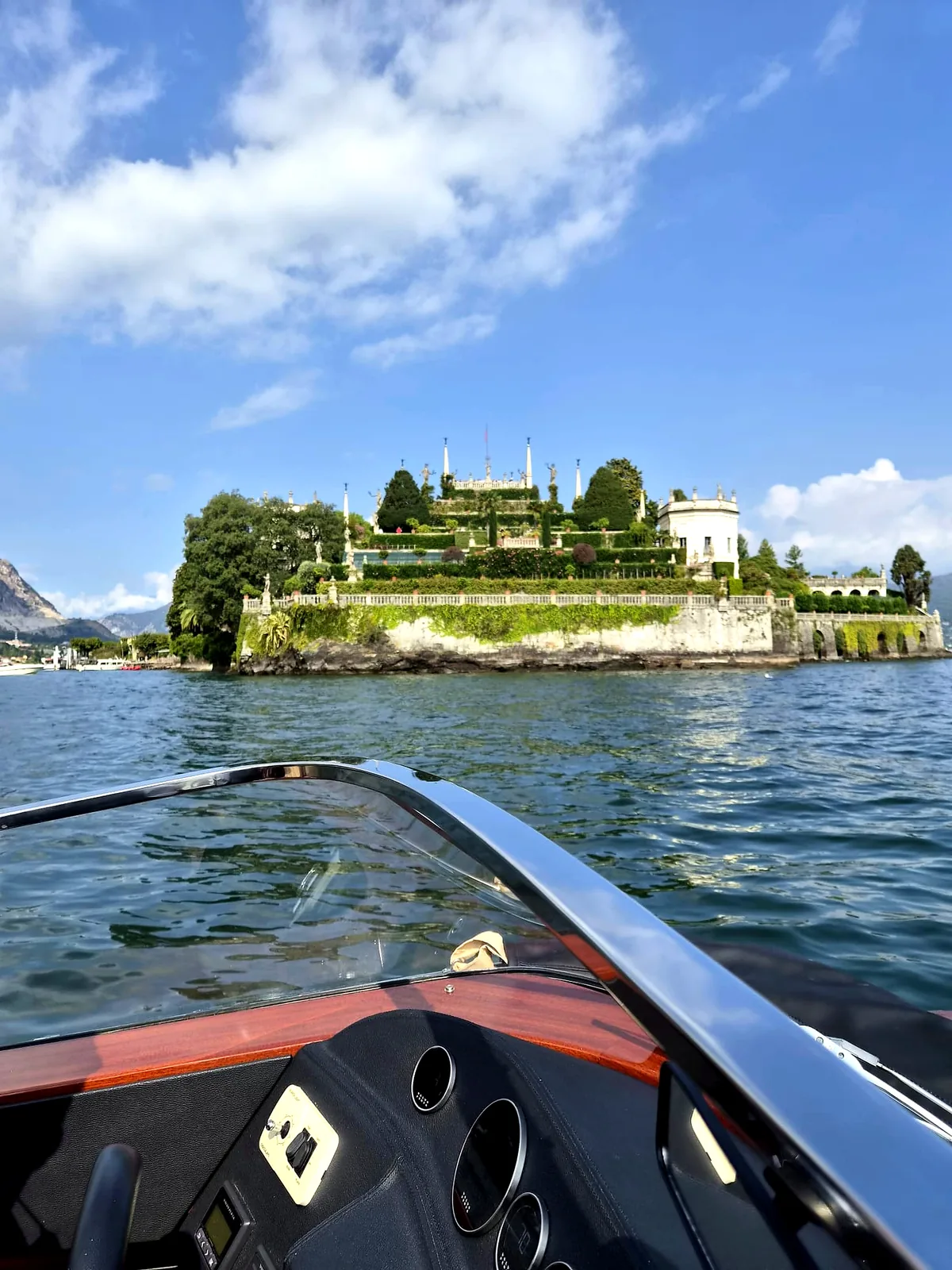 Elisabetta Rosso fotografa, Lago Maggiore con Allure of Tuscany: Isola Bella e i giardini a terrazze dalla prua della barca