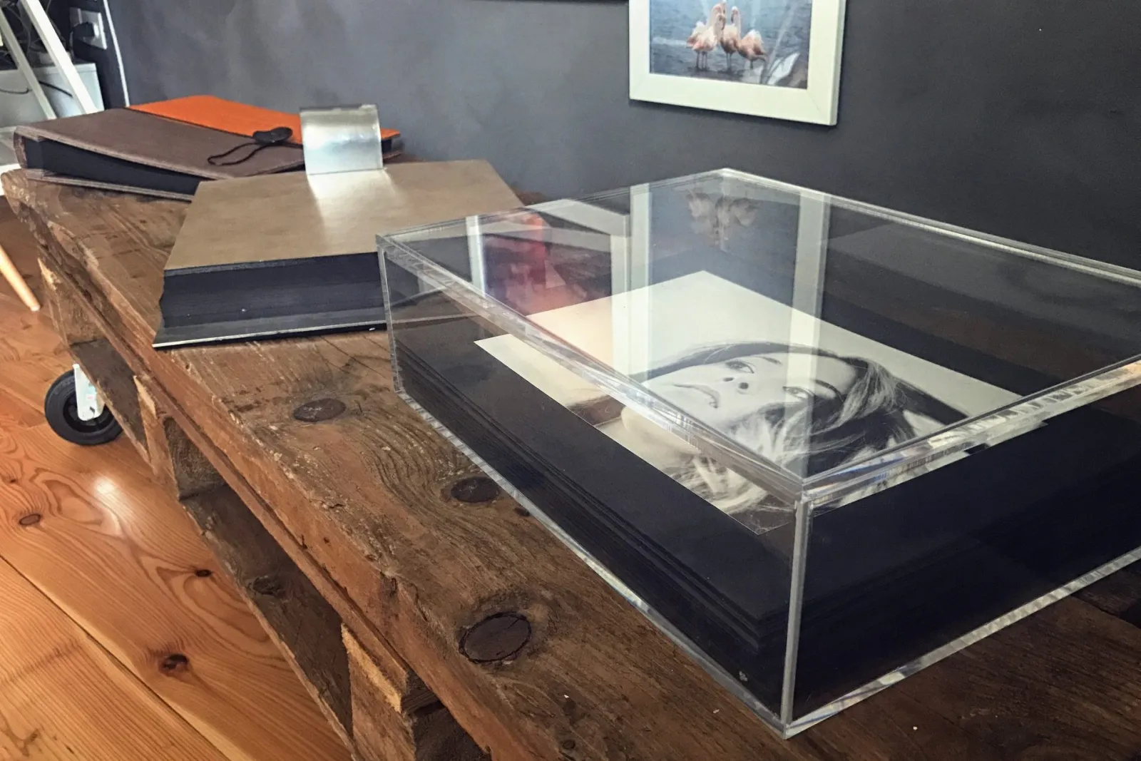 Album di matrimonio e cofanetto in plexiglass con stampa fine art sul tavolo dello studio