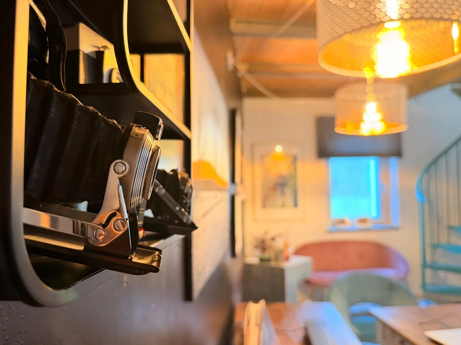 Fotocamera vintage a soffietto, dettaglio d'arredo dello studio a Pinerolo