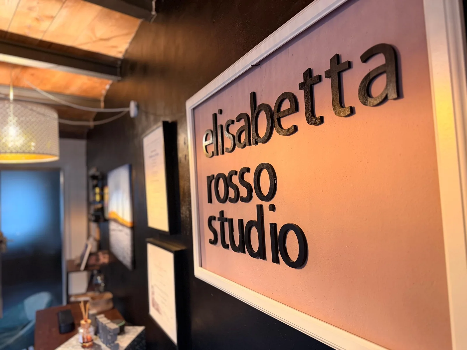 Insegna Elisabetta Rosso Studio nello studio di fotografia a Pinerolo