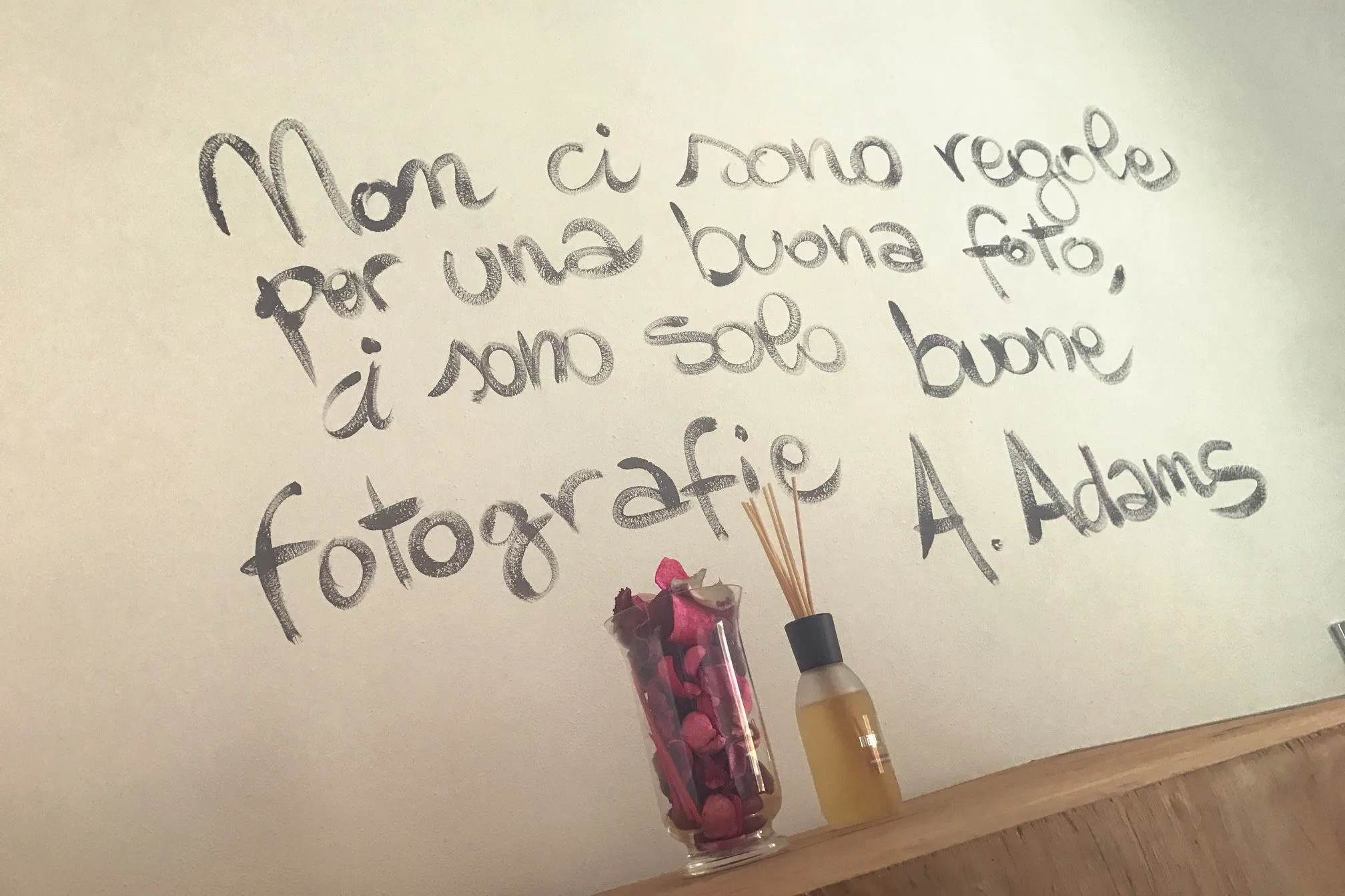Citazione di Ansel Adams scritta a mano sul muro dello studio di Elisabetta Rosso