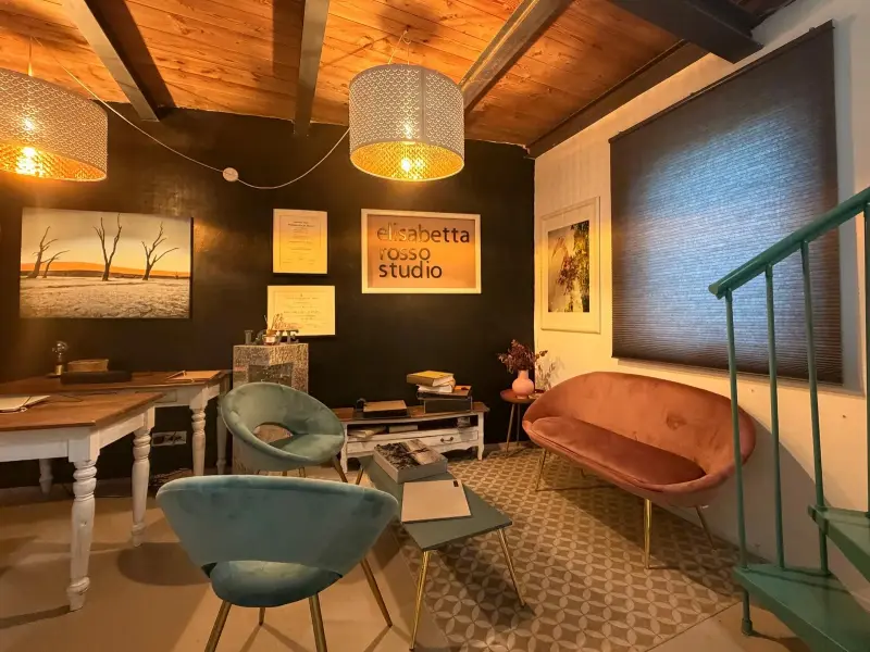 La sala dello studio di Elisabetta Rosso a San Secondo di Pinerolo, dove accoglie le coppie