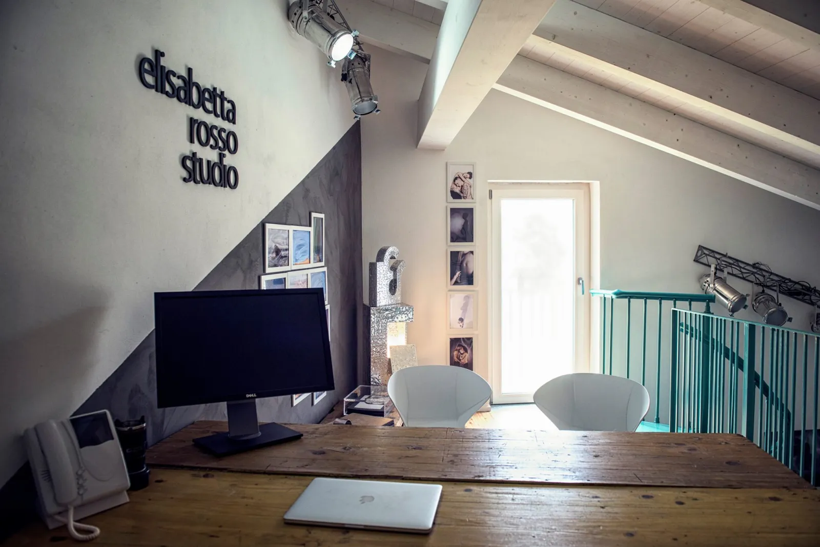Sala dello studio con insegna Elisabetta Rosso e postazione di lavoro a San Secondo di Pinerolo