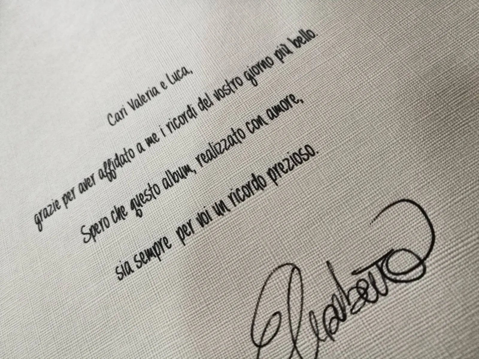 Dedica scritta a mano da Elisabetta Rosso sulla prima pagina di un album di matrimonio