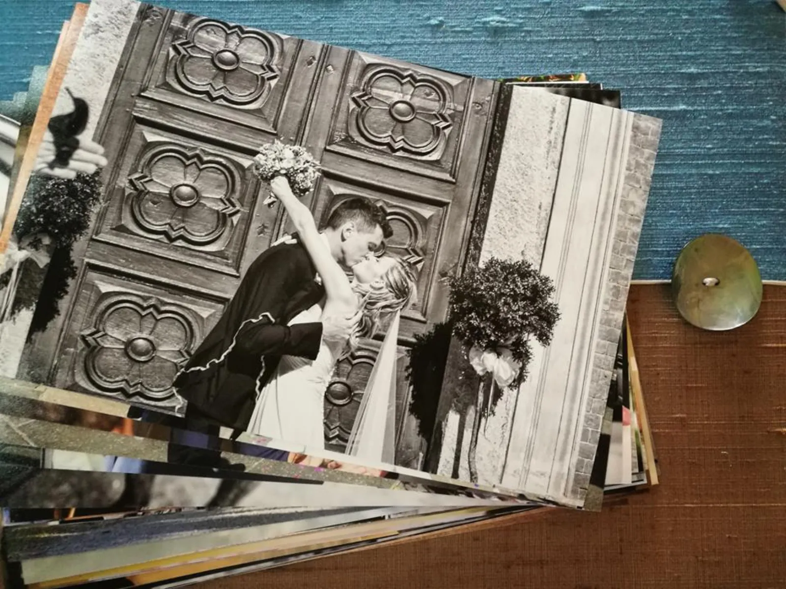 Stampe fotografiche analogiche di matrimonio in bianco e nero sfogliate su un tavolo