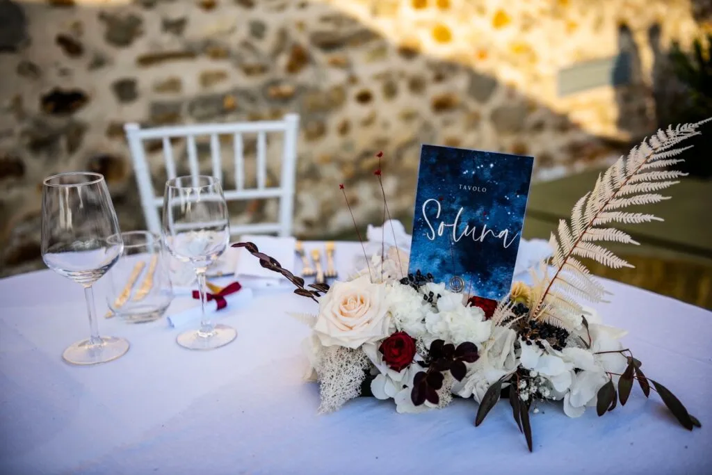 Allestimento floreale boho del matrimonio nelle Langhe