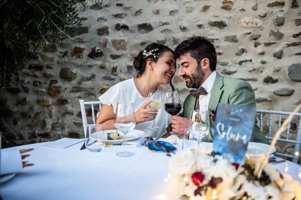 Il brindisi degli sposi durante la festa