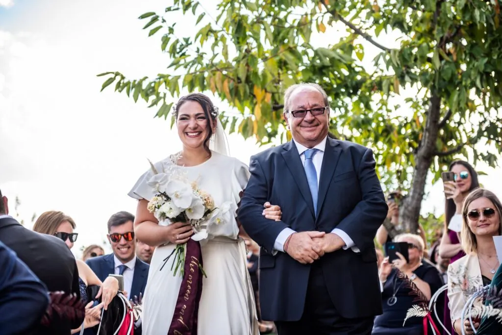 Ingresso della sposa alla cerimonia all'Antico Borgo di Monchiero
