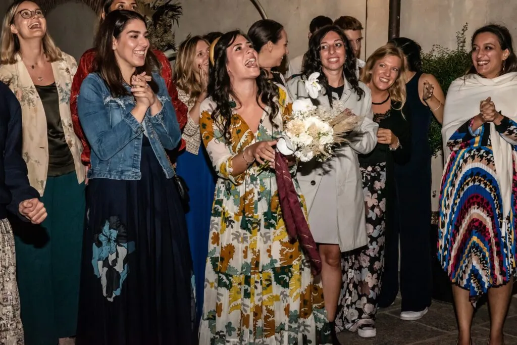 Il lancio del bouquet al matrimonio nelle Langhe