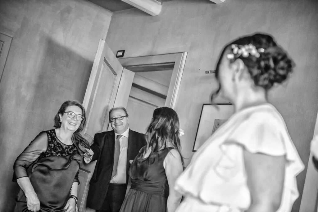 Preparativi della sposa con l'abito dell'atelier Maura Brandino