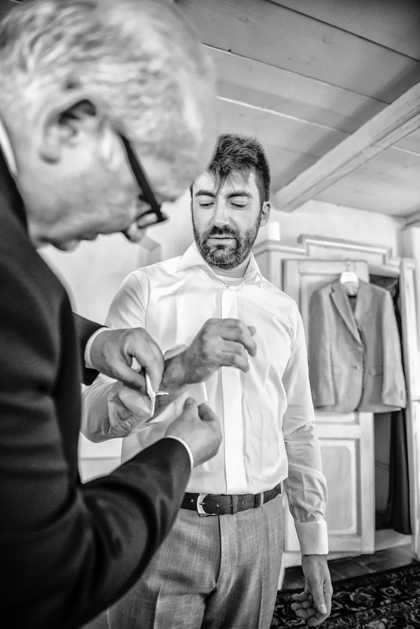 Preparativi dello sposo prima del matrimonio