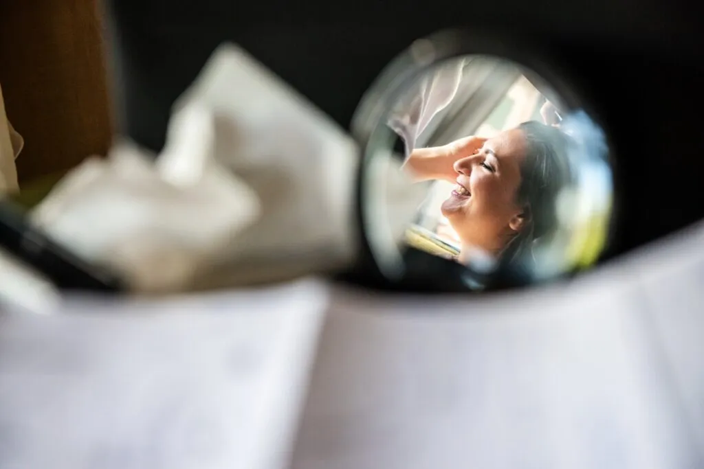 Ritratto creativo degli sposi con i riflessi