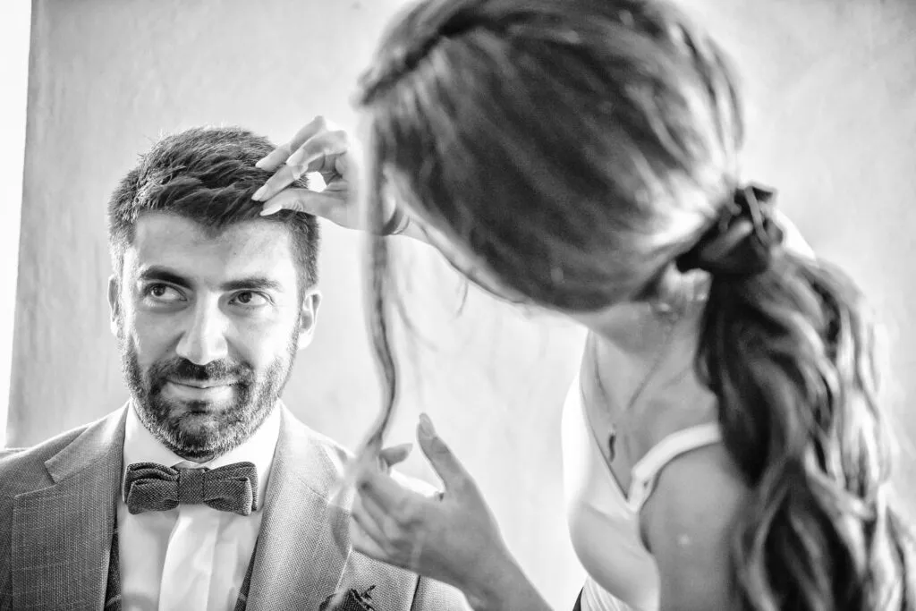 Ritratto dello sposo al matrimonio all'Antico Borgo di Monchiero