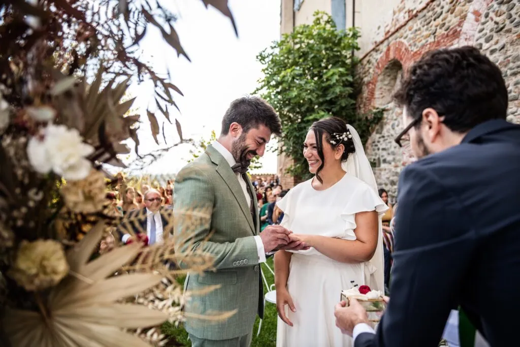 Lo scambio degli anelli durante la cerimonia all'Antico Borgo di Monchiero