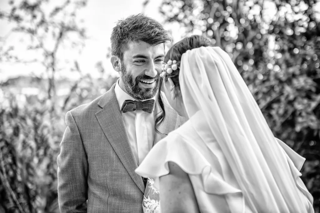 Lo sposo emozionato durante la cerimonia
