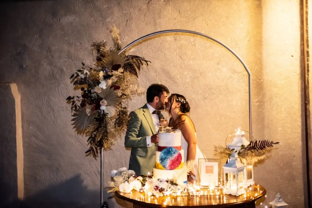Il taglio della torta degli sposi alla festa