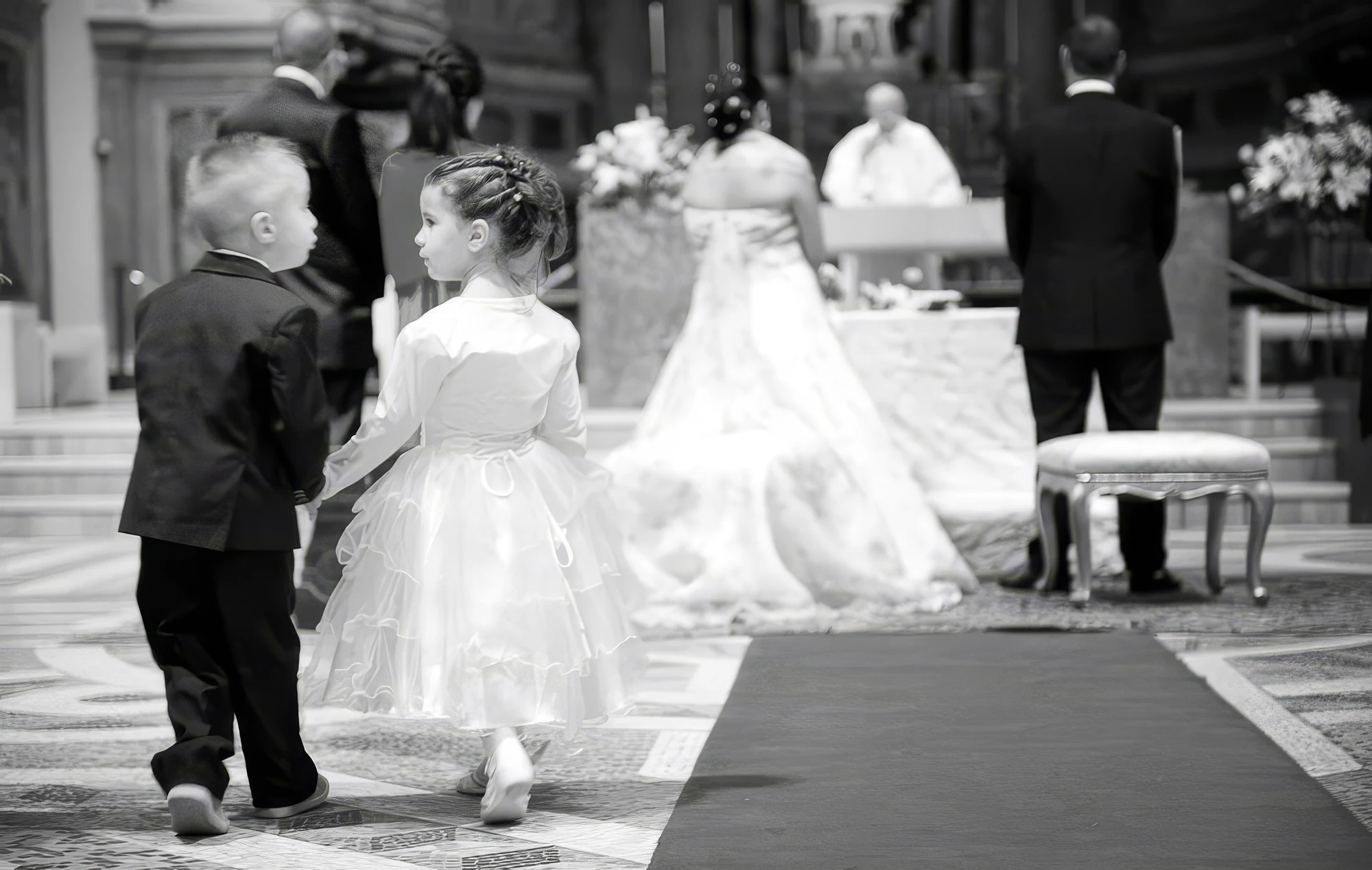 Bambini durante la cerimonia con gli sposi all'altare, matrimonio reportage in chiesa, fotografia premiata