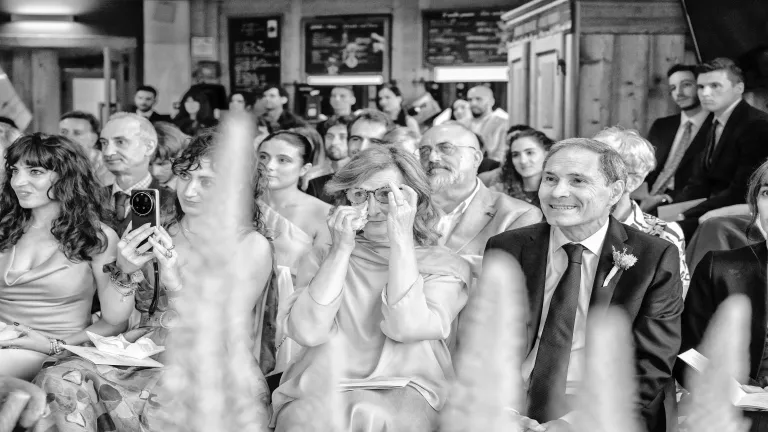 Lancio del bouquet con gli amici durante il matrimonio al Chesal