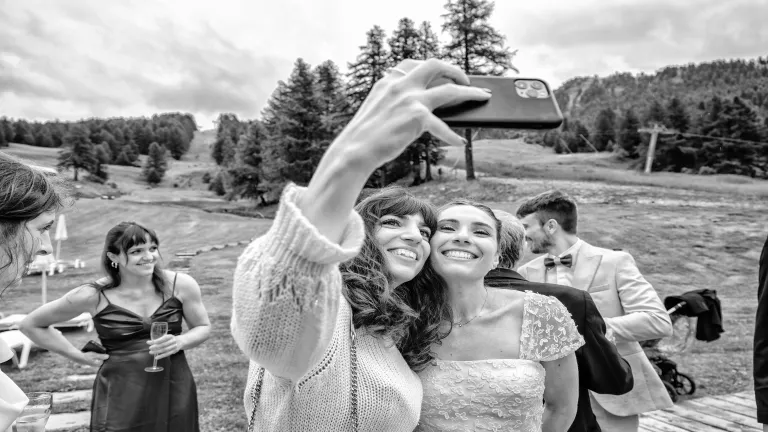 Selfie spontaneo degli sposi durante il matrimonio in montagna a Bardonecchia