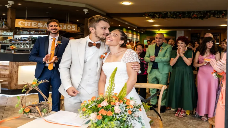Taglio della torta in baita al Chesal di Bardonecchia