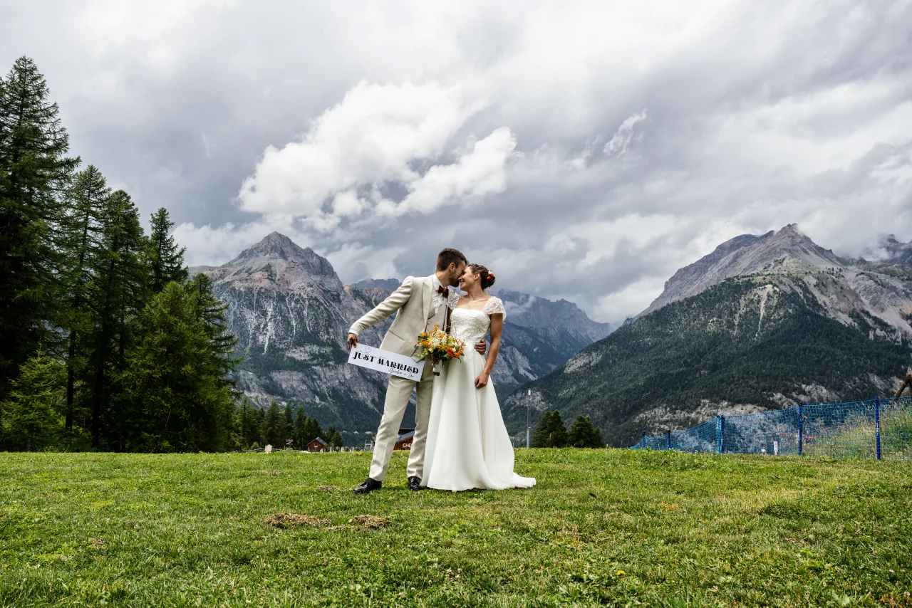 Matrimonio Chesal Bardonecchia — Giulia e Leonardo sui prati alpini