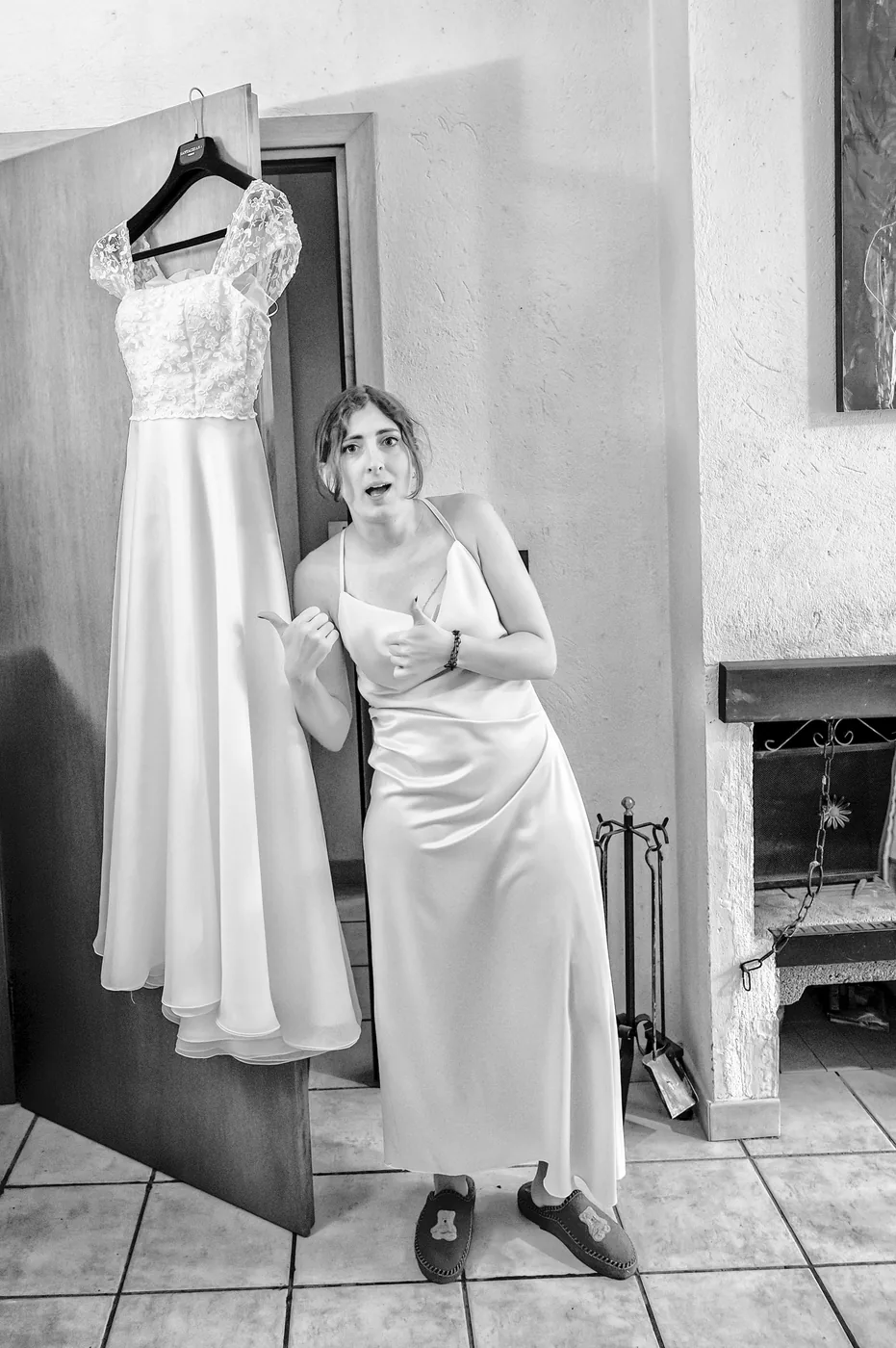 Abito della sposa, momento di stupore in bianco e nero, matrimonio Chesal Bardonecchia